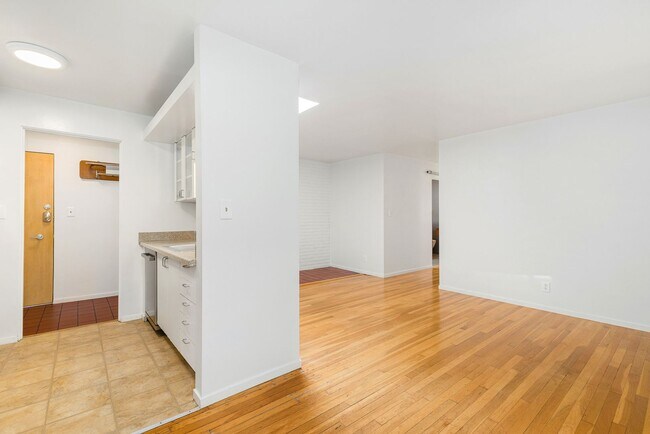 Building Photo - 632 13th Ave E