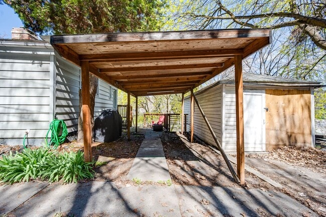 Building Photo - Charming College Hill Gem – Your Perfect Student Home!