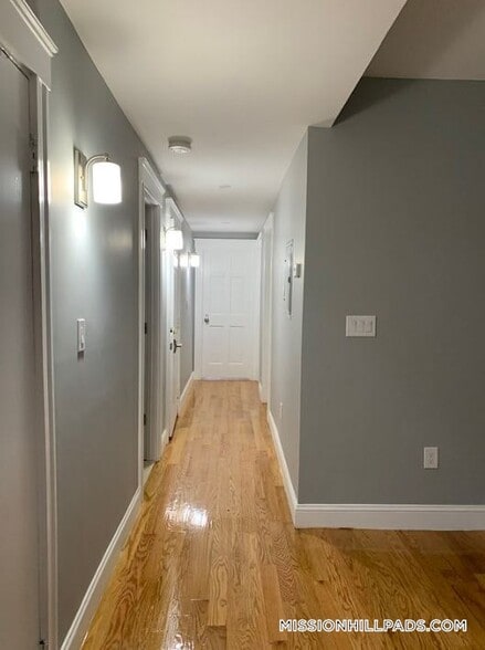 Building Photo - 146 Hillside St