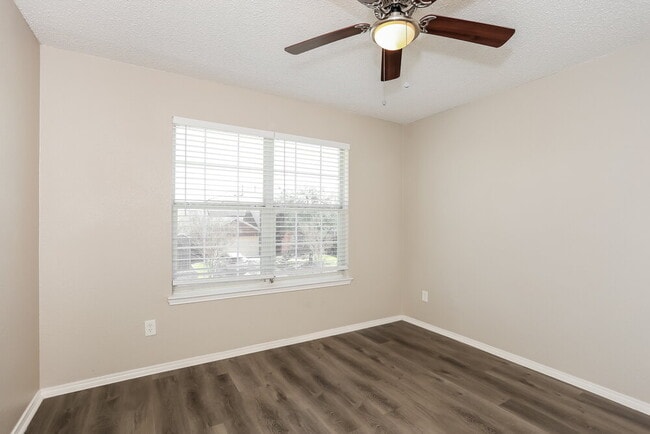 Building Photo - 7802 Mason Dells Dr