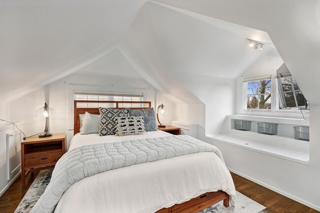 Building Photo - Ravenna Home