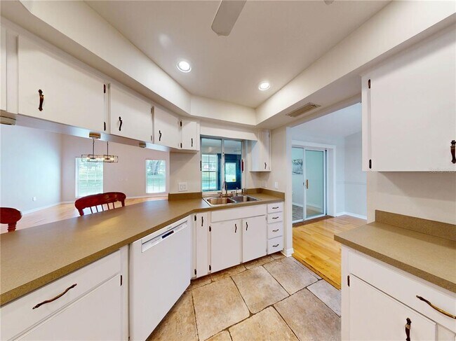 Building Photo - 7923 Ridge Pointe Dr E