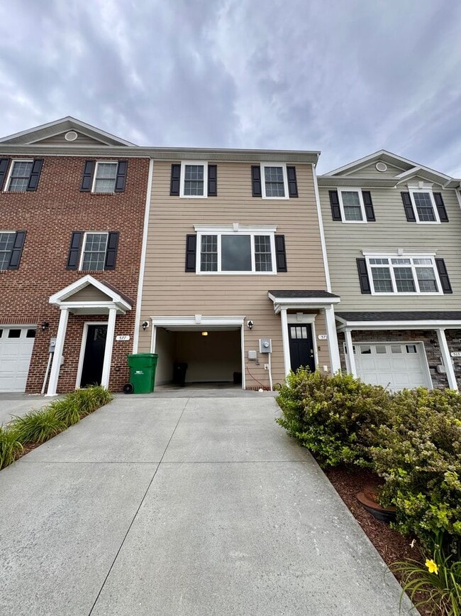 Building Photo - Townhouse for Rent in Spring Oaks!