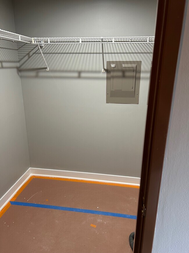 Walk-In-Closet - 1514 N River West Ct