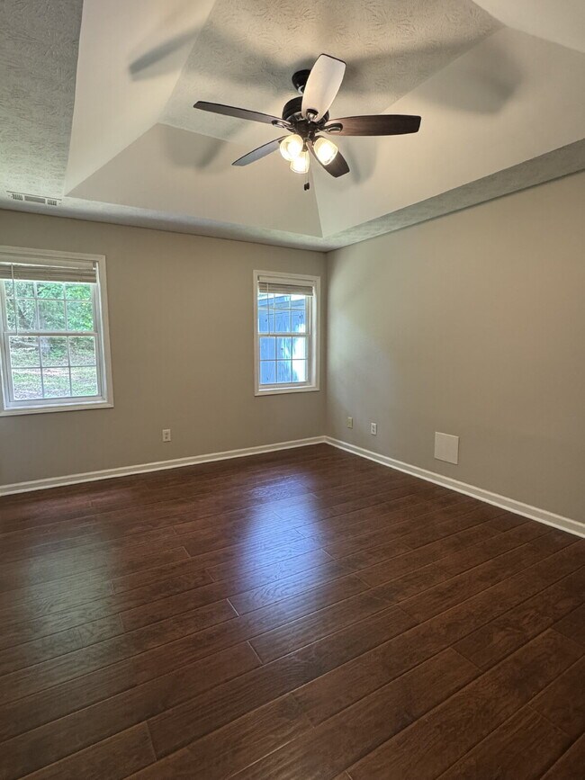 Building Photo - Spacious 3 Bed / 2 Bath Ranch in Establish...