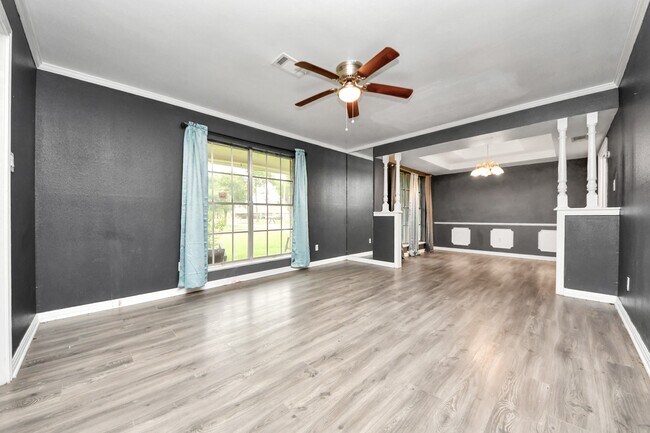 Building Photo - 5001 Glenhaven Dr