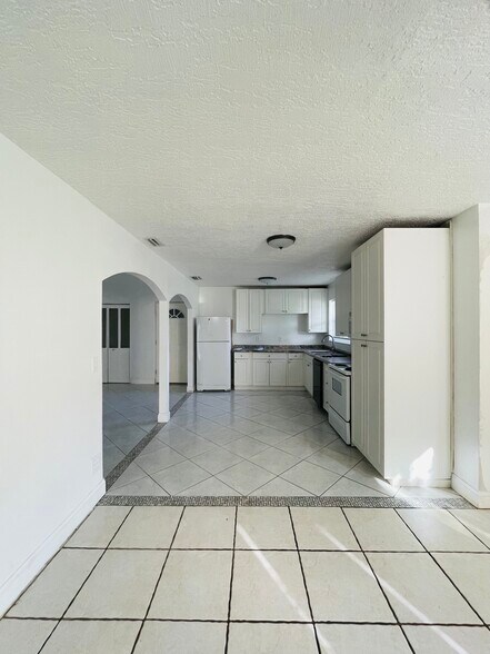 Building Photo - 1108 Myrtle Ln