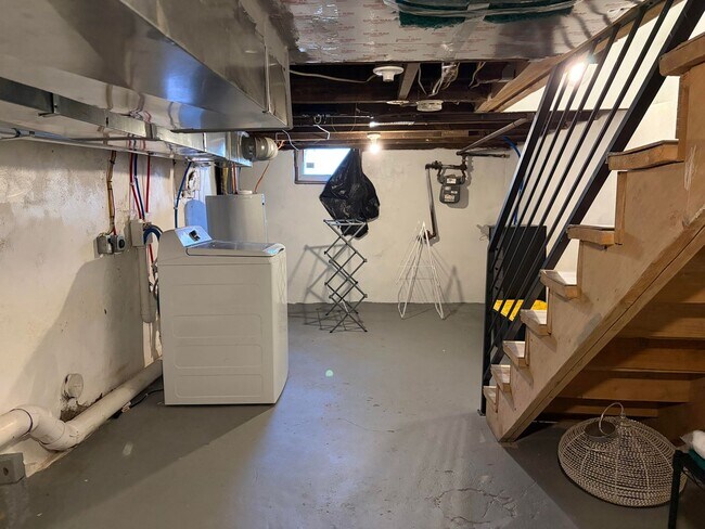 Building Photo - Modern 2- Story Townhome with Fenced in Back Yard