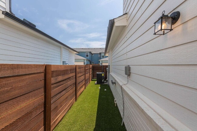 Building Photo - Dreamy Townhome!