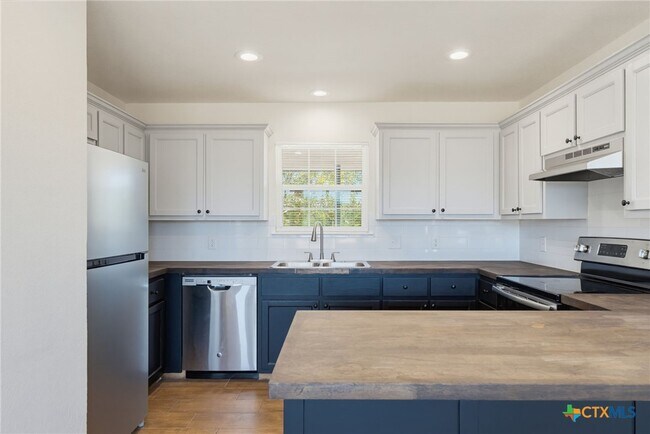 Building Photo - 515 Hood Dr