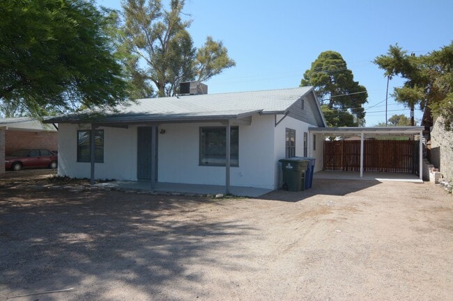 Building Photo - Freshly Updated 3 Bedroom 1 Bath Home! Cen...