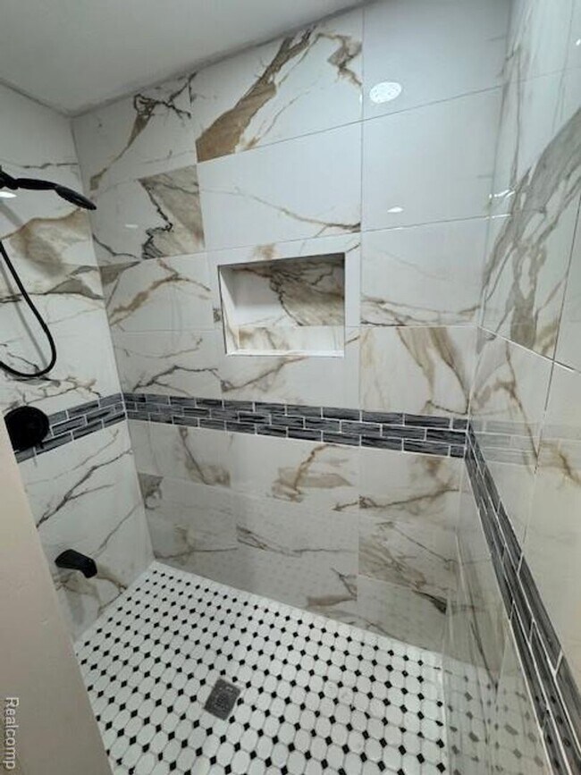 Building Photo - WELCOME TO THIS BEAUTIFULLY UPDATED, LIGHT-FILLED RANCH HOME IN TROY 4 BEDROOMS 2 BATHS SITTING O...