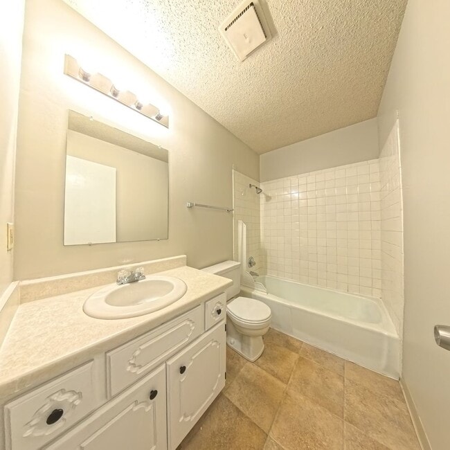 Building Photo - 611 Hickory Hill Ln