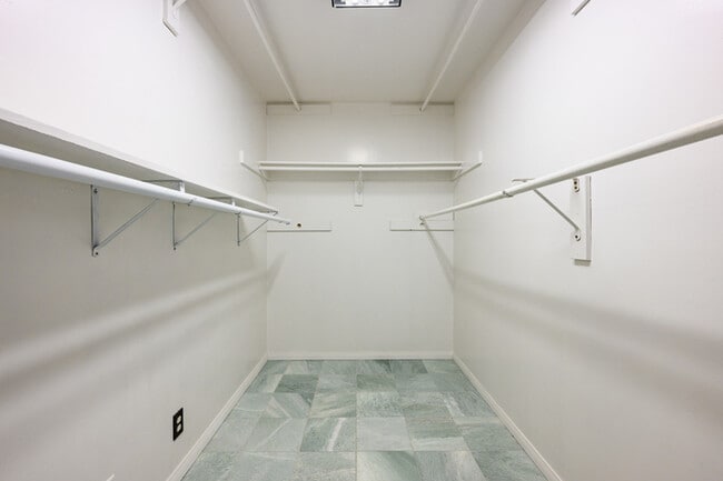 Building Photo - 1342 Skyline Dr