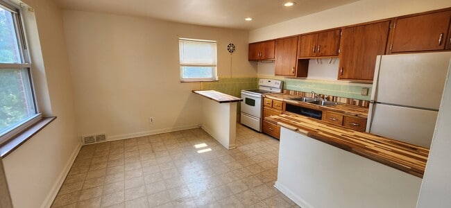 Building Photo - 406 Elm St