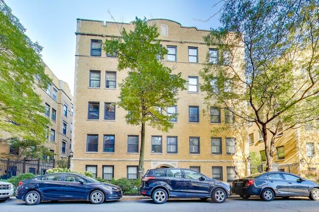 Primary Photo - 636 W Waveland Ave