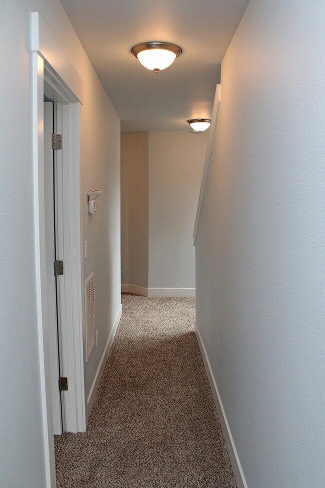 Building Photo - 827 NW Victoria Ave