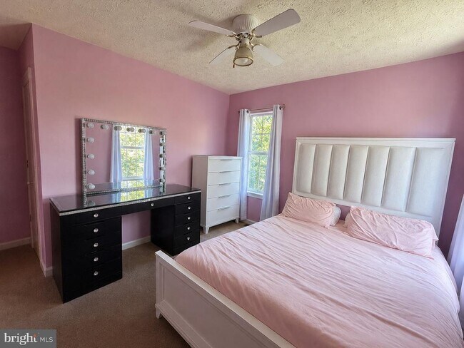 Building Photo - 407 Tamarack Cir