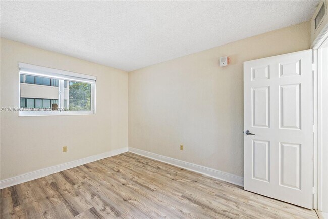 Building Photo - 13920 Lake Placid Ct