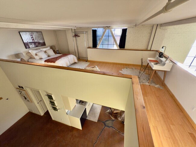 Building Photo - Lake Merrit’s Desirable East Lake Loft! Sp...