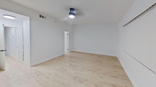 Building Photo - Beautiful & Cozy West Hills Adjacent Condo in Secure Building - MOVE IN READY
