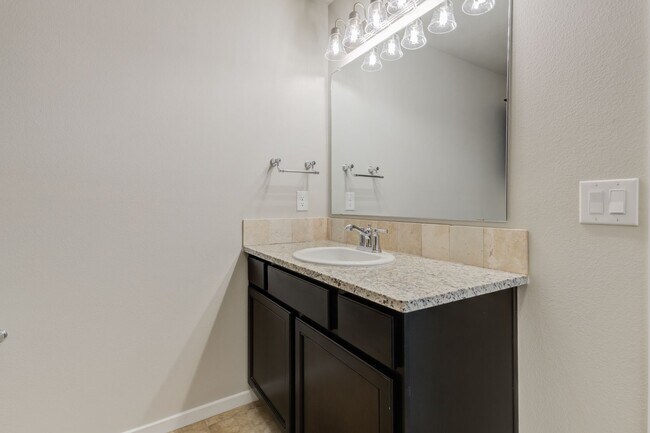 Building Photo - 1/2 off First Months Rent! Wonderful 3/2/2...