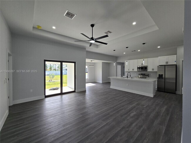 Building Photo - 1605 W 11th St