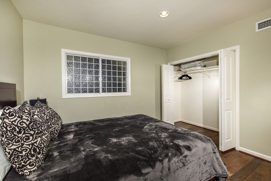 Building Photo - 3572 4th Ave