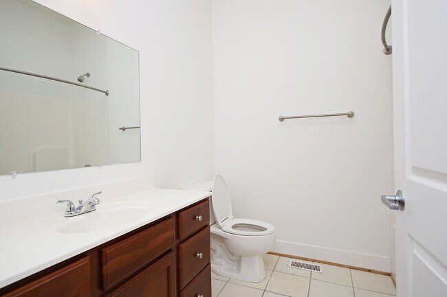 Building Photo - Move-in Ready, Light-Filled Downtown Condo