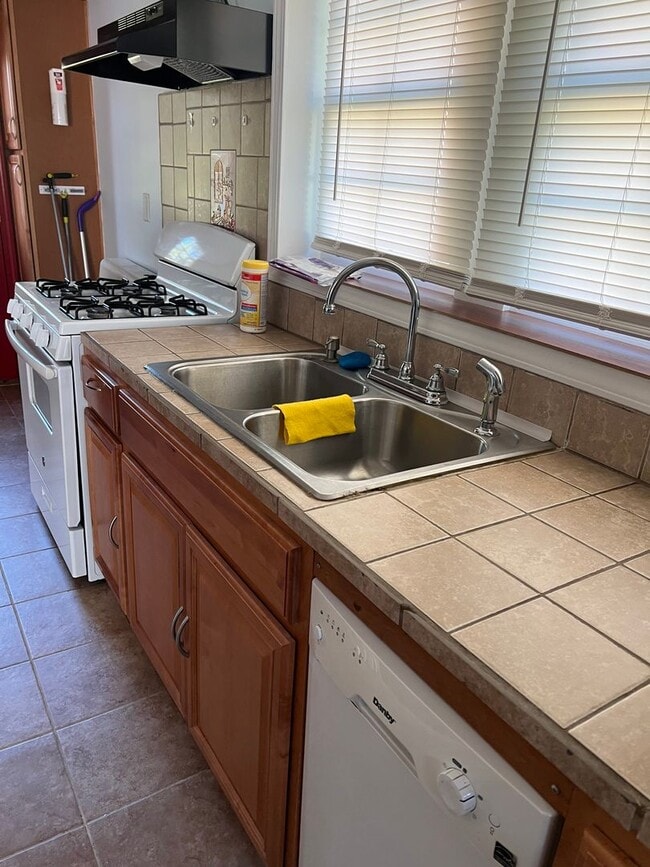 Building Photo - 1 Bedroom Apartment For Rent