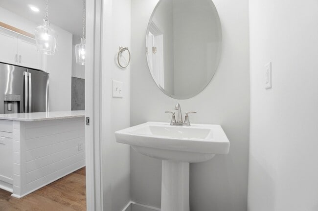 Building Photo - Modern Townhome in the Heart of Plaza Midw...