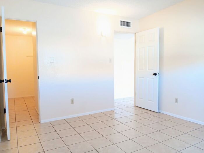 Building Photo - 2933 N Geronimo Ave