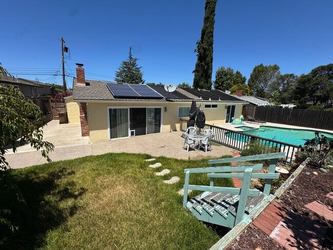Building Photo - Meticulously Maintained Single-Story Home with Private Pool in Canterbury Village!