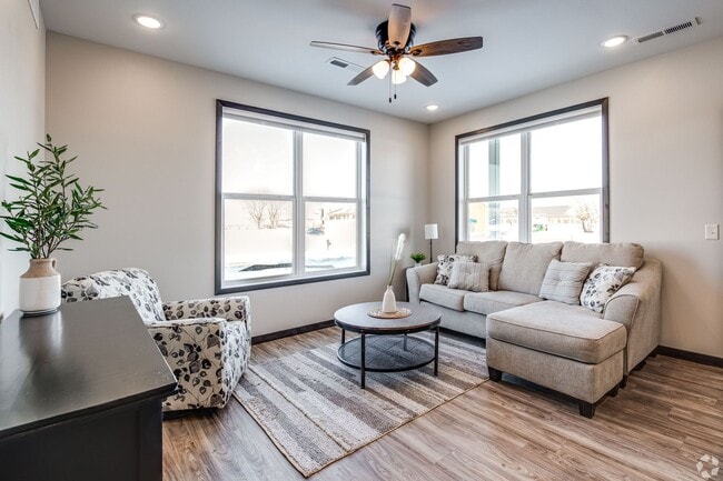 Building Photo - 1609 Doman Dr