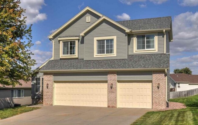 Building Photo - Beautiful 4 Bedroom In Rose Garden Estates!!