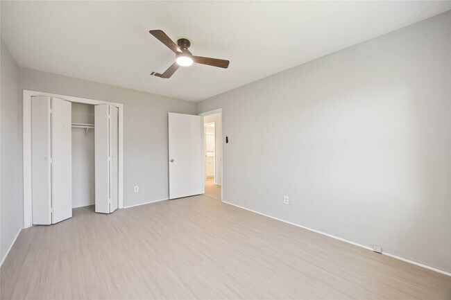 Building Photo - 2302 Green Knoll Dr