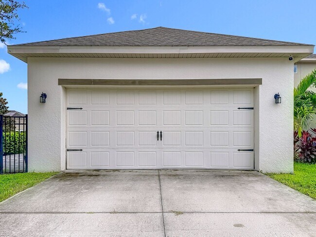 Building Photo - FURNISHED 4 Bedroom House + Office + Home ...