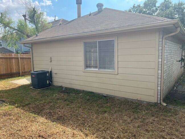 Building Photo - 19530 Sandy Woods Dr