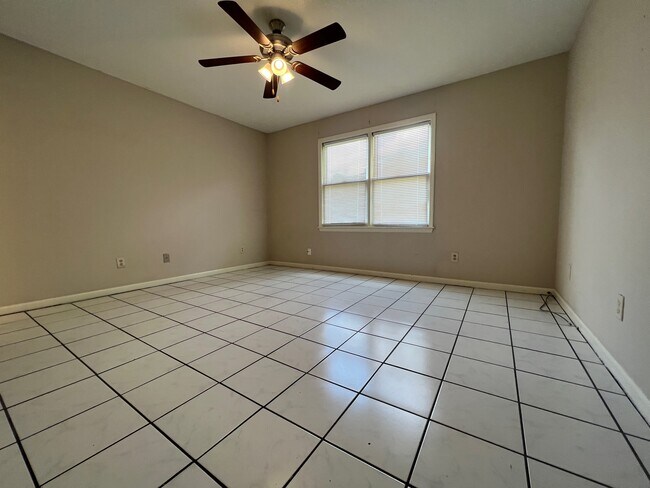 Building Photo - 809 Robin Hood Trail