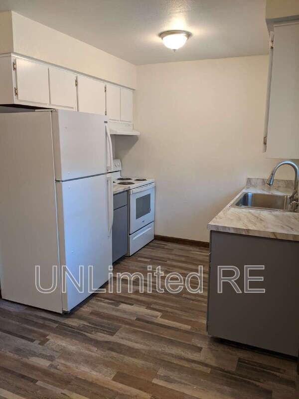 Building Photo - 321 N Park St