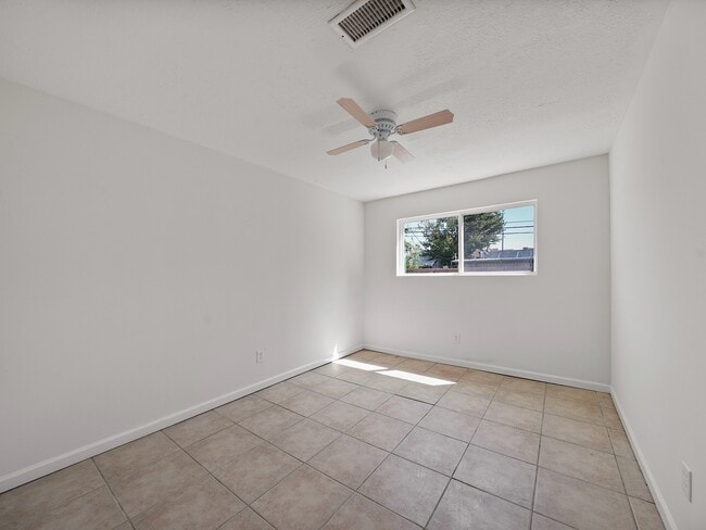 Building Photo - 6214 Skyview Dr