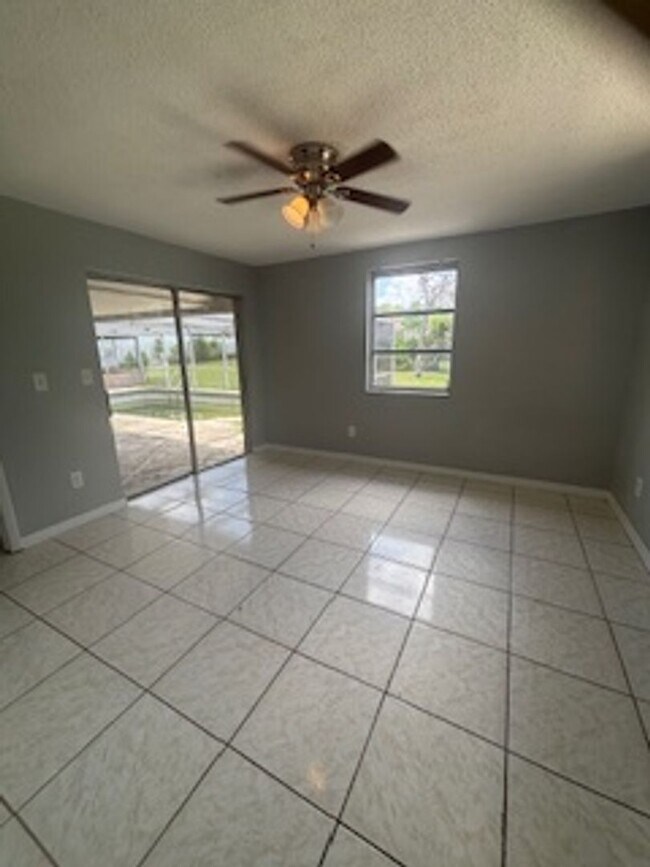 Building Photo - Large  3 bedroom, 2 bath pool home.