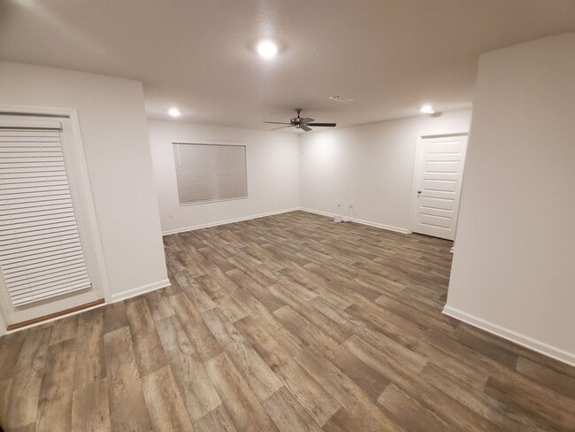 Building Photo - Newer 4 Bedroom, 2 Bath Smart Home located in the perfect location of Pensacola!