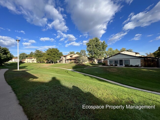 Building Photo - Beautiful Townhouse in Aurora's Mission Vi...