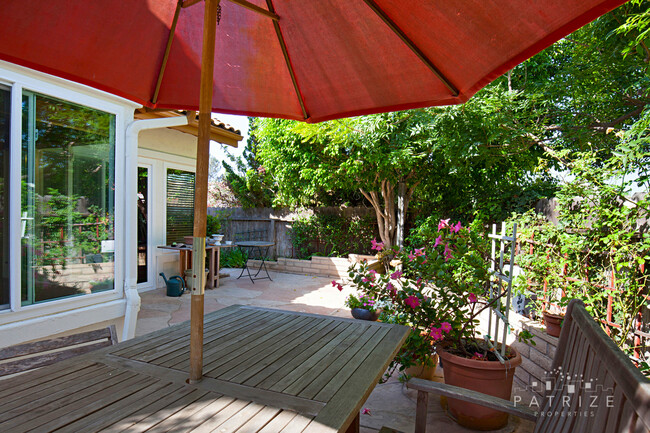 Building Photo - Beautiful twinhome in Village Park Encinitas.