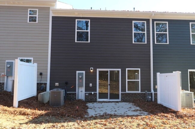 Building Photo - Beautiful 3BR/2.5BA Townhouse located in Kellerton Place