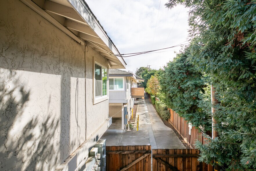 Building Photo - 848 Jordan Ave