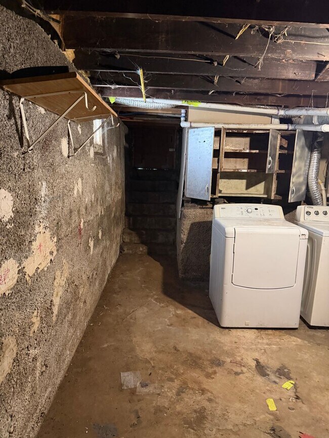 Building Photo - Spacious Duplex