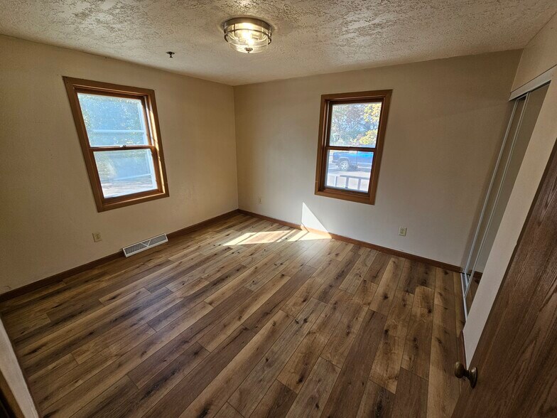 Building Photo - 533 Lakeshore Ct