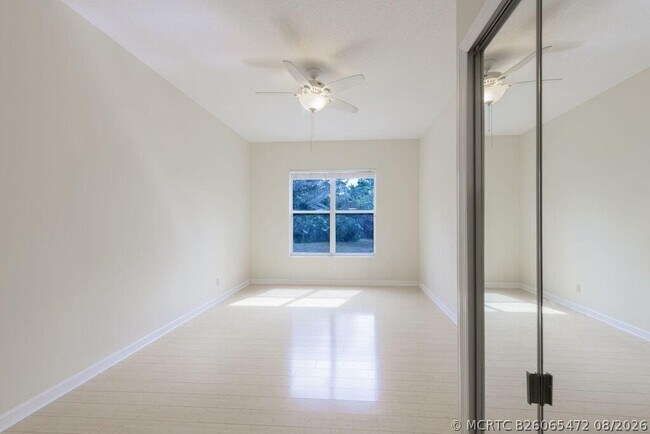 Building Photo - 546 SW New Castle Cove